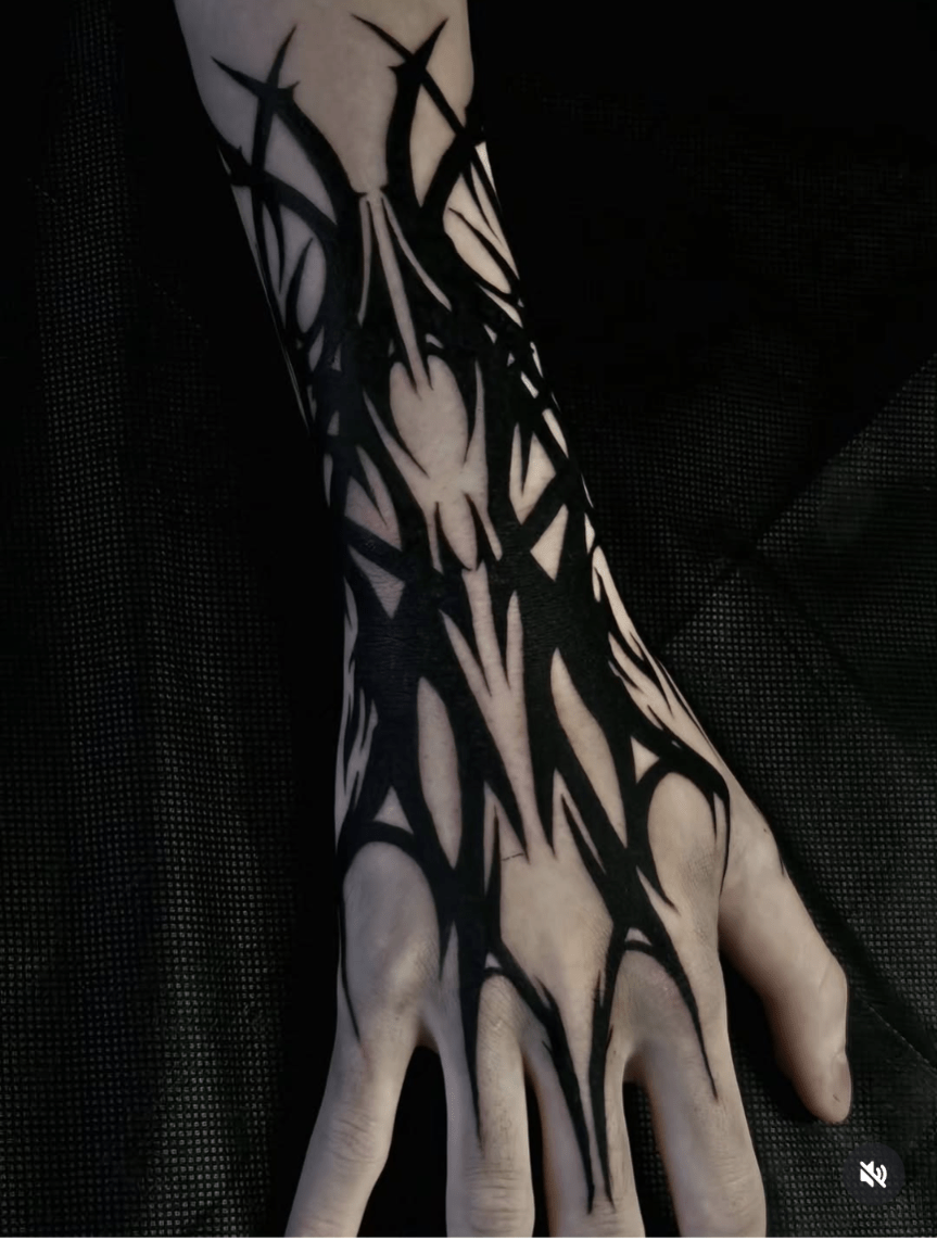 main tatouée tribal